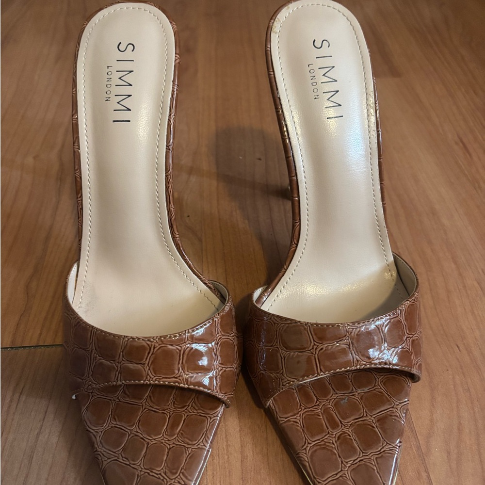 Simmi London Brown Croc-Embossed Heels